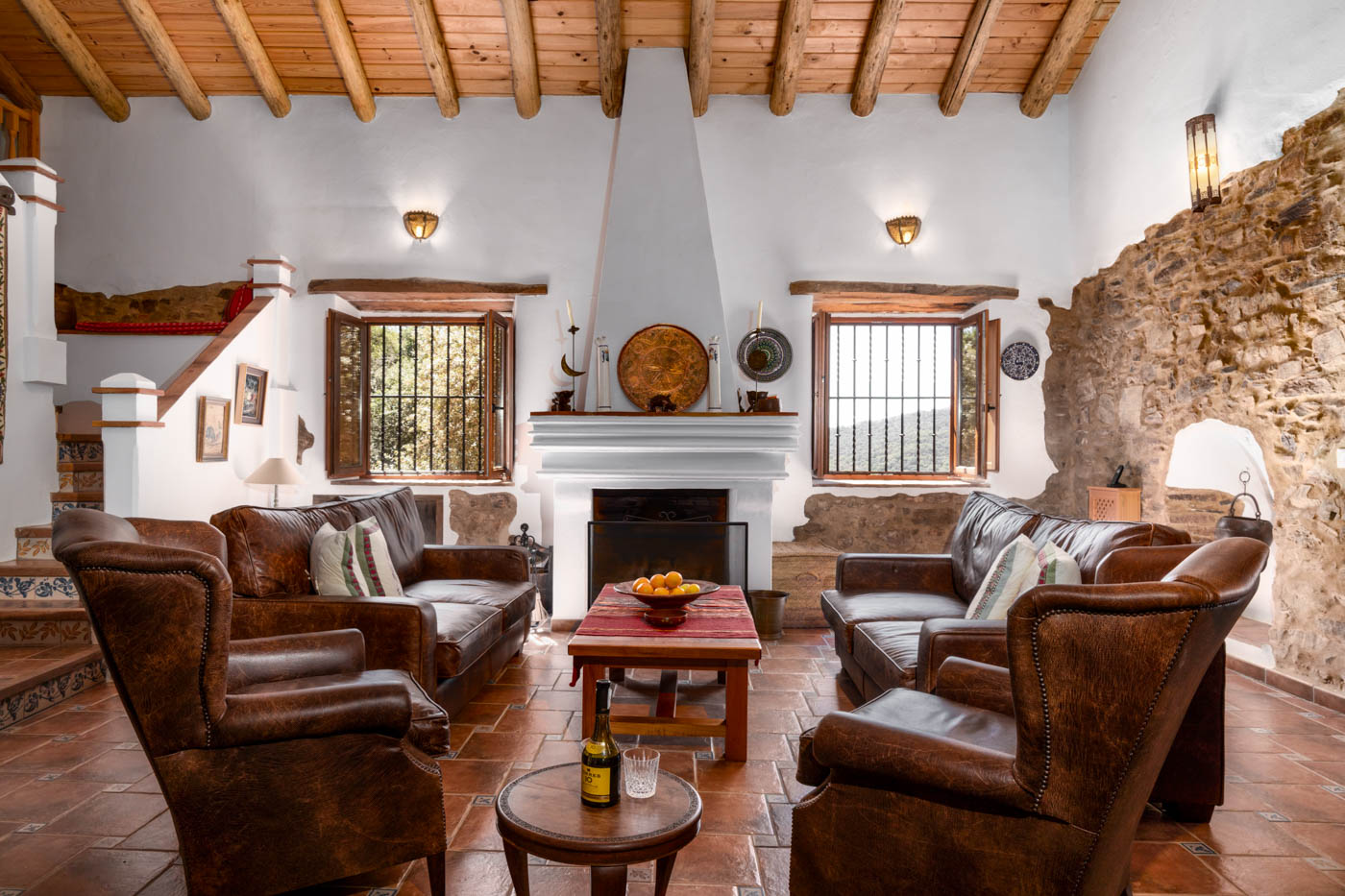 Elegante sala de estar con techos altos y chimenea 